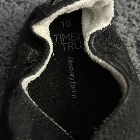 NWOT black size 10 memory foam shoes with a cute design on the back middle - Picture 4 of 5